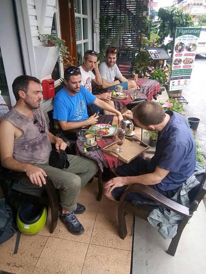 Yellow Flower Hostel Чианг Рай Екстериор снимка