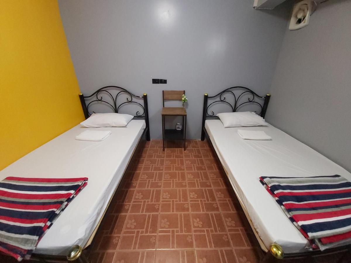 Yellow Flower Hostel Чианг Рай Стая снимка