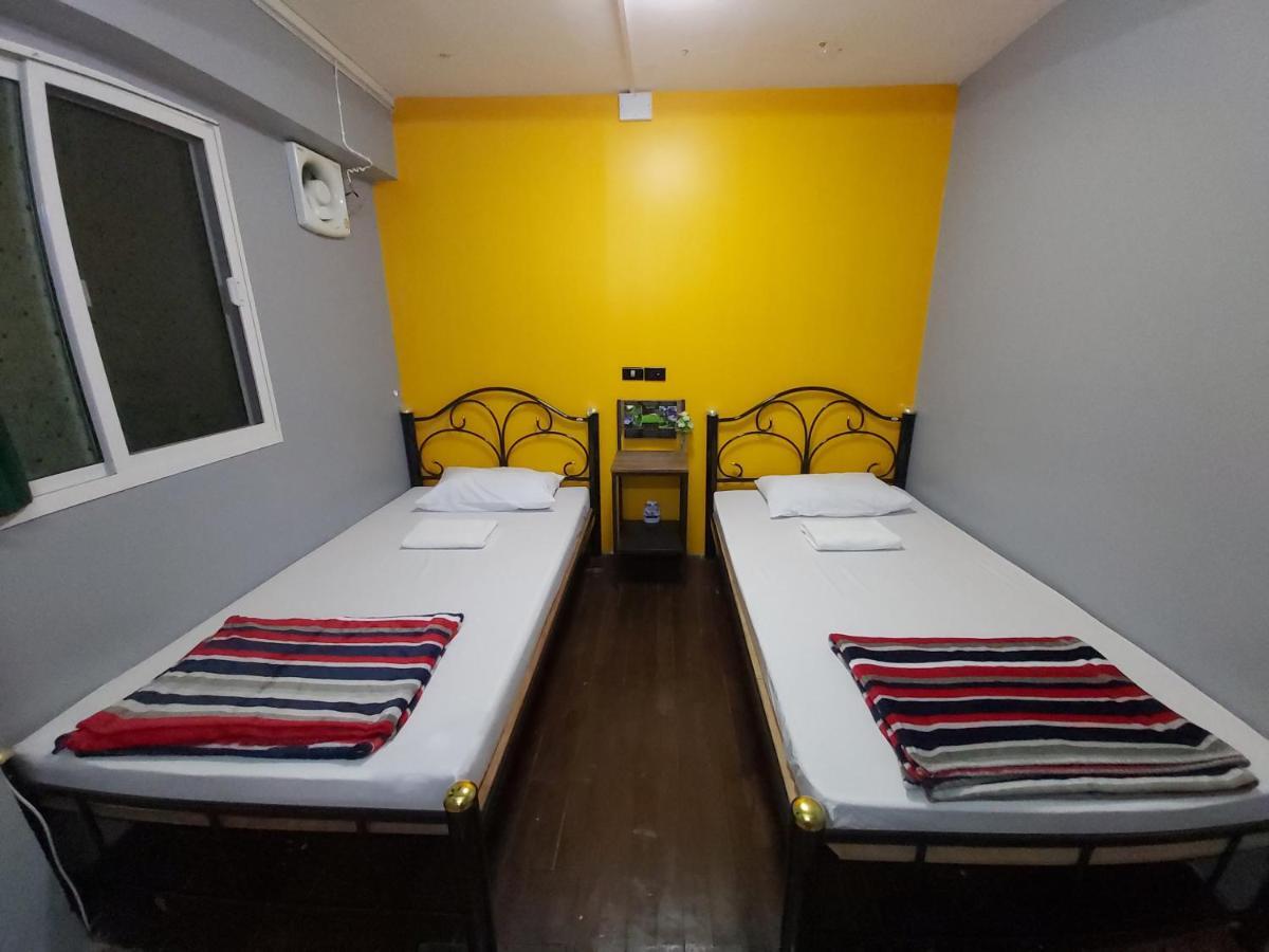 Yellow Flower Hostel Чианг Рай Стая снимка