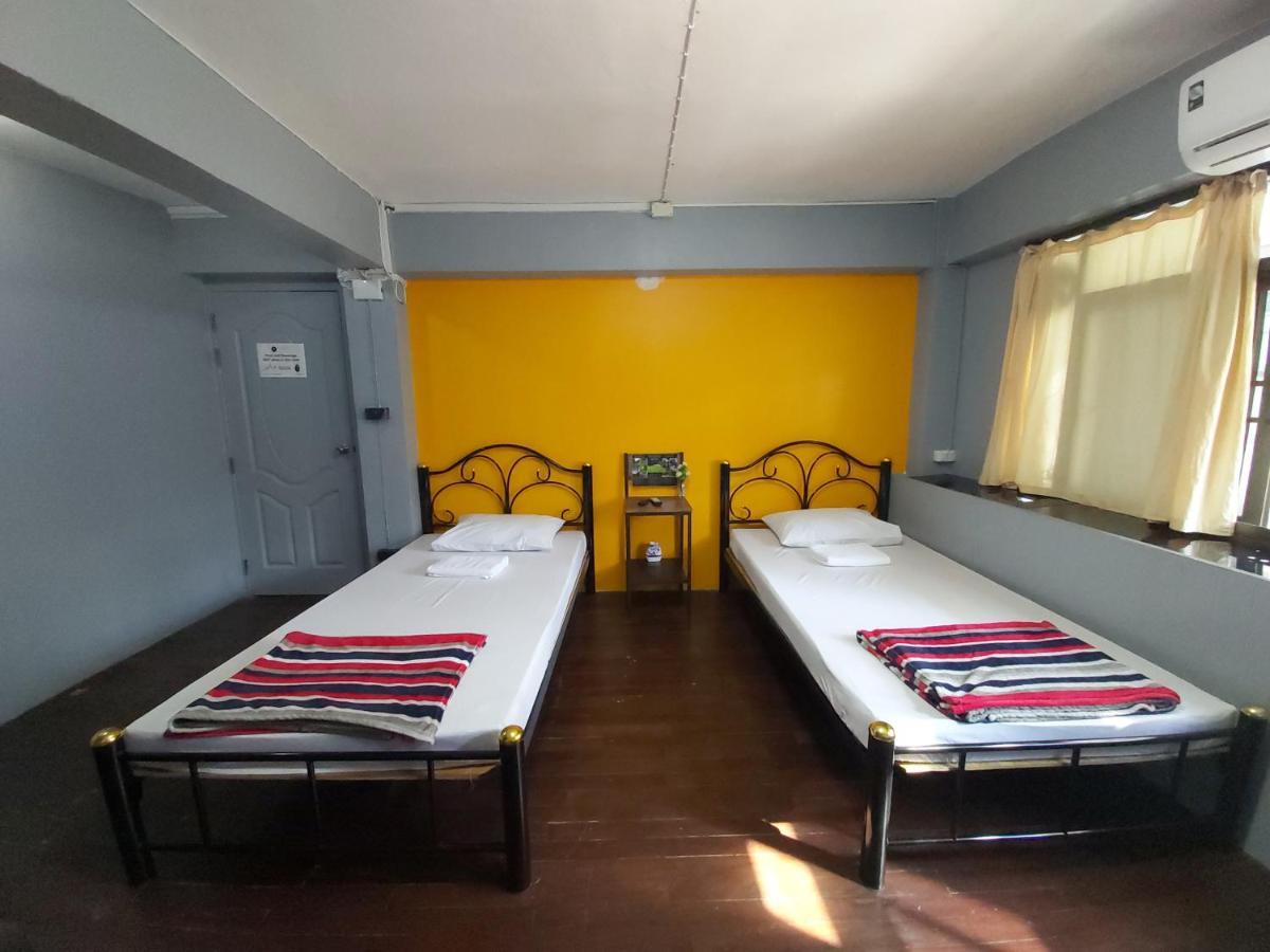 Yellow Flower Hostel Чианг Рай Стая снимка